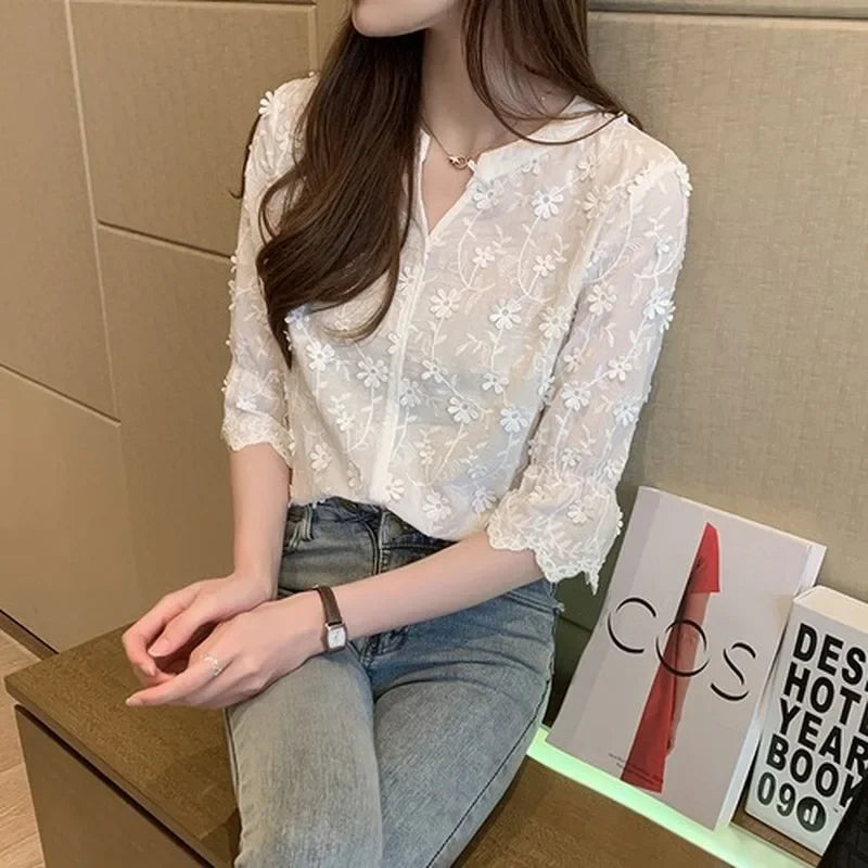 Effortlessly Elegant Blouse with a Timeless Design