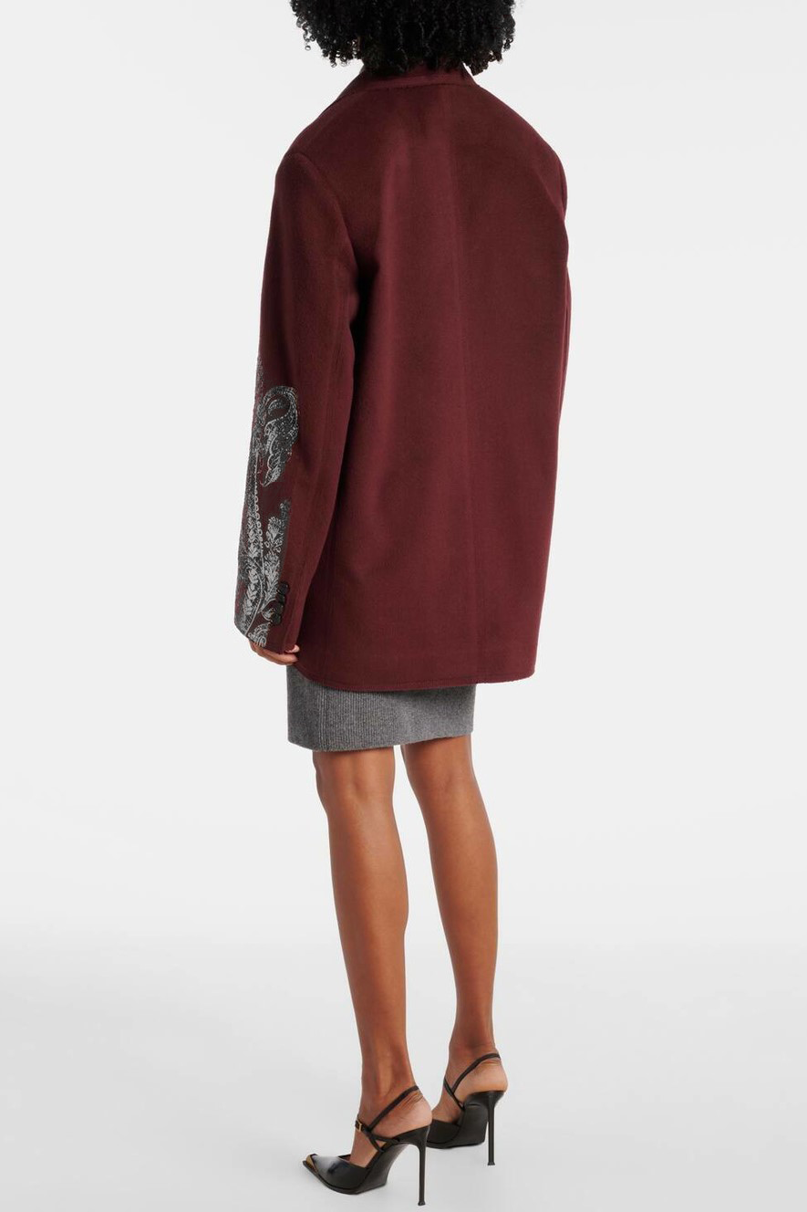 Effortlessly Elegant Garment with a Timeless Design