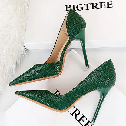 Effortlessly Elegant Heels with a Timeless Design