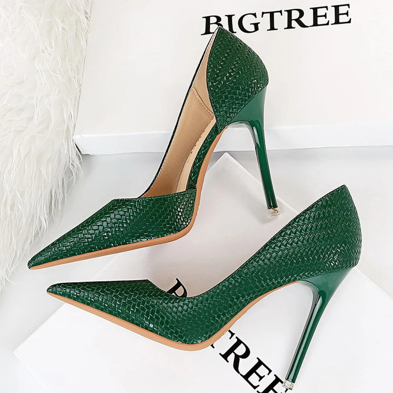 Effortlessly Elegant Heels with a Timeless Design