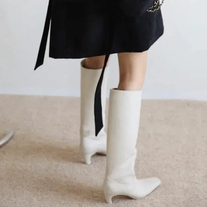 Effortlessly Elegant Boots with a Timeless Design