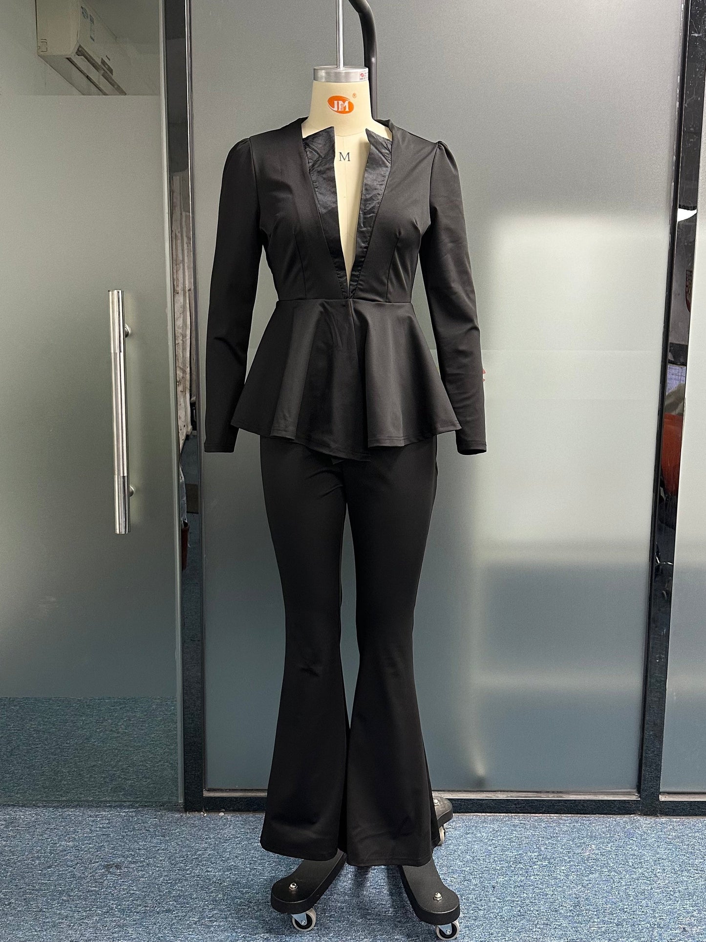 Beautifully Finished Pants in a Timeless Design
