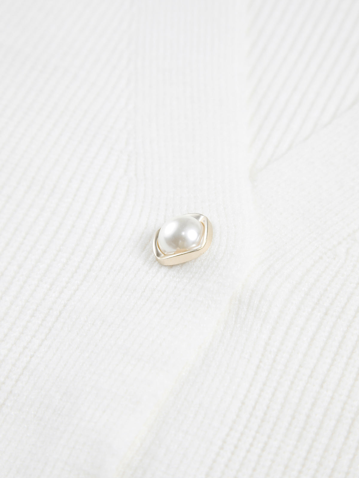 Effortlessly Elegant Cardigan with a Timeless Design