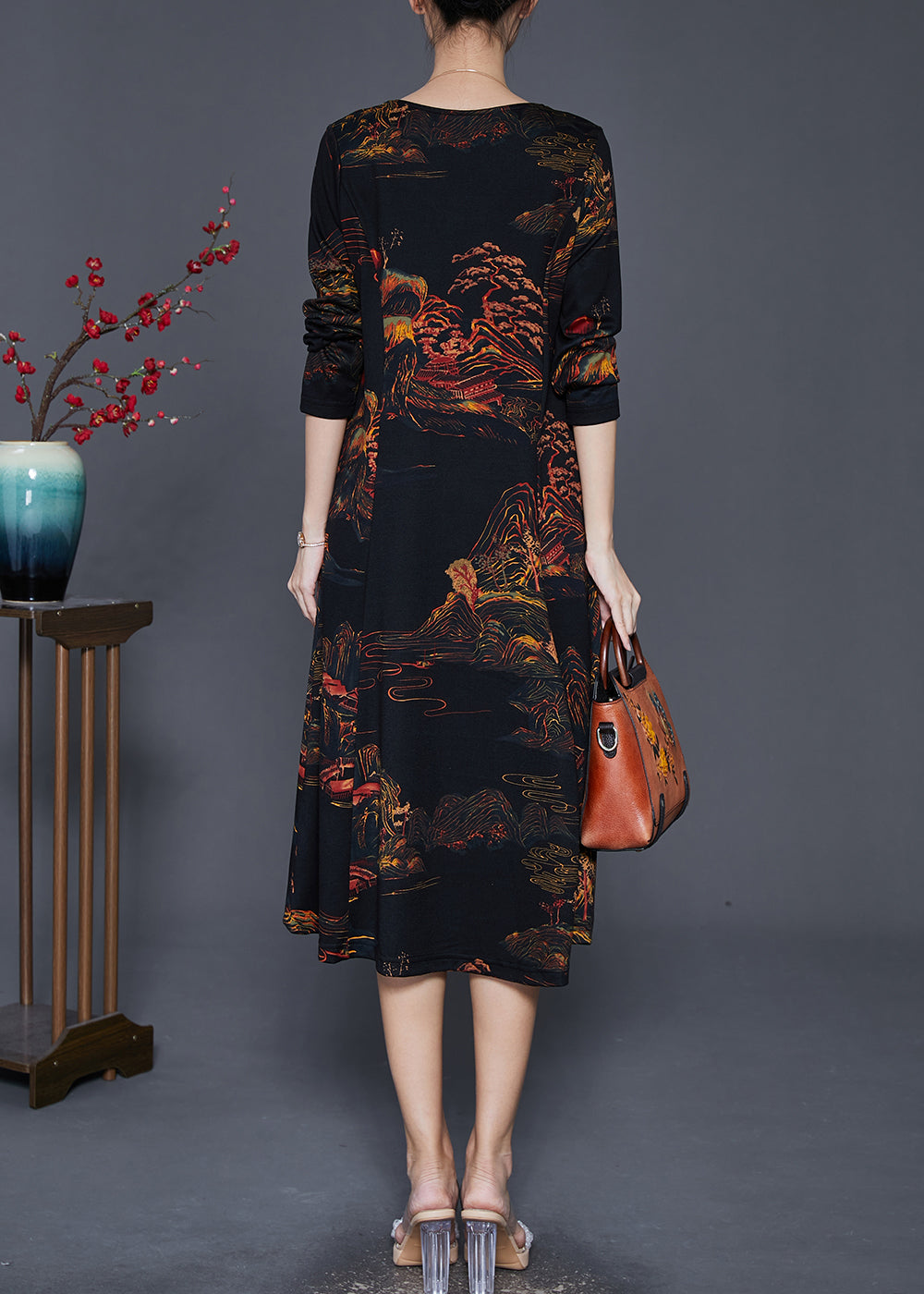 Beautifully Finished Dress in a Timeless Design