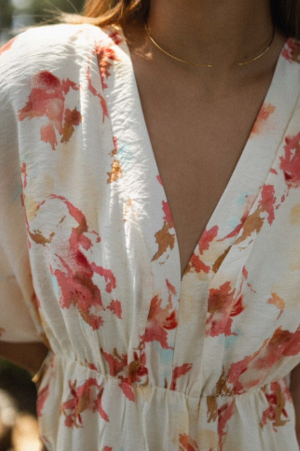 Effortlessly Elegant Dress with a Timeless Design