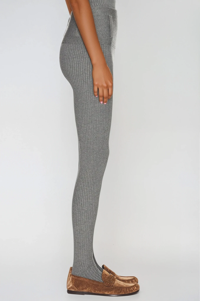 Effortlessly Elegant Pants with a Timeless Design