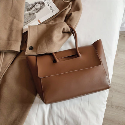 Well Tailored Bag with a Graceful Silhouette