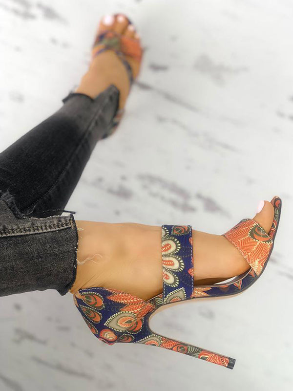 Effortlessly Elegant Sandals with a Timeless Design
