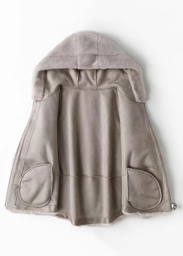 Well Tailored Coat with a Graceful Silhouette