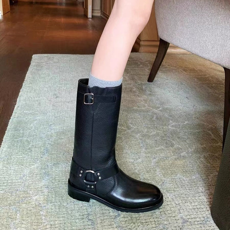 Effortlessly Elegant Boots with a Timeless Design