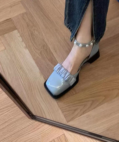 Well Tailored Sandals with a Graceful Silhouette
