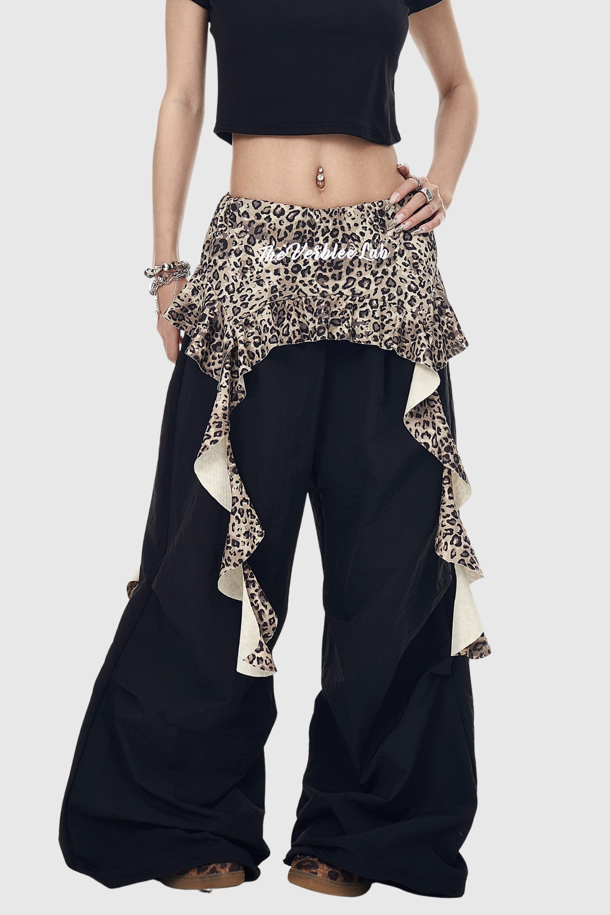 Effortlessly Elegant Pants with a Timeless Design