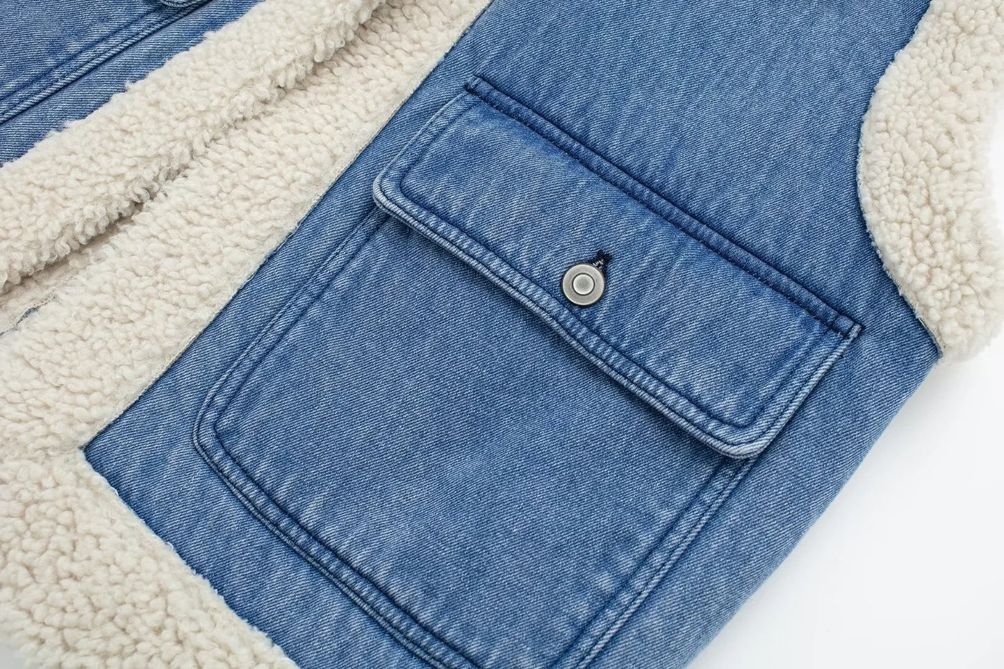 Effortlessly Elegant Coat with a Timeless Design