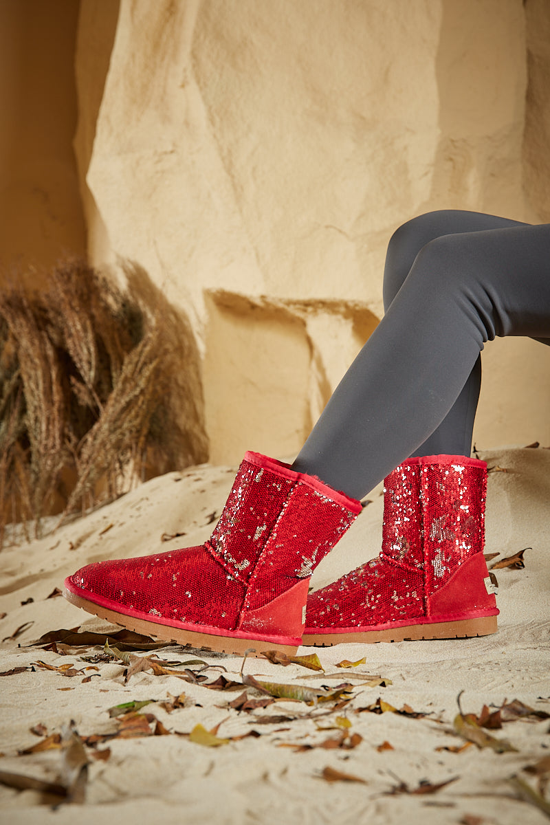 Effortlessly Elegant Boots with a Timeless Design