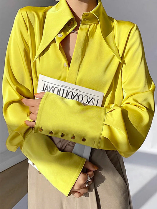Well Tailored Blouse with a Graceful Silhouette