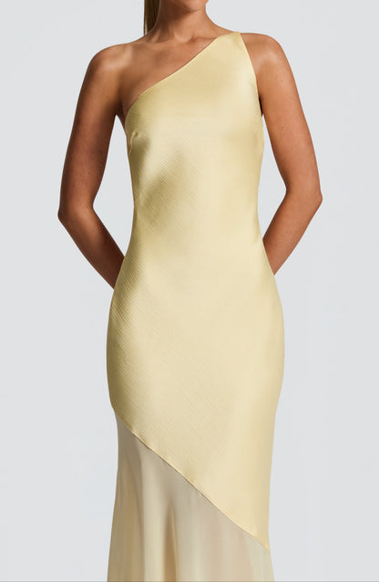 Sophisticated Garment with a Clean Classic Look