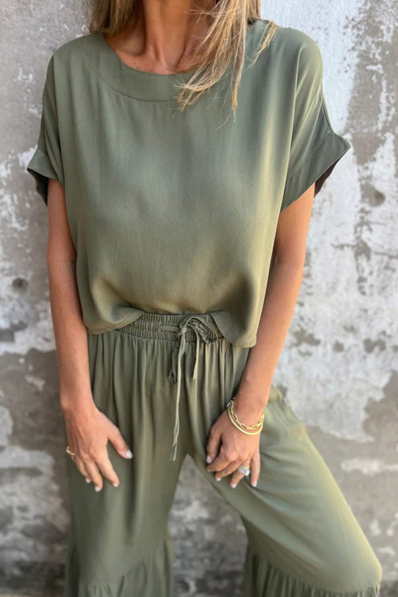 Effortlessly Elegant Pants with a Timeless Design
