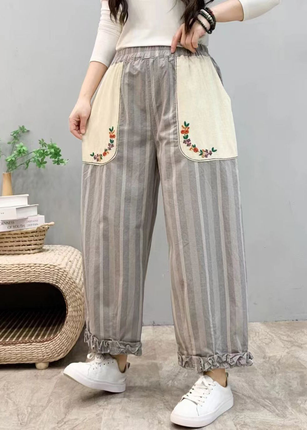 Effortlessly Elegant Pants with a Timeless Design