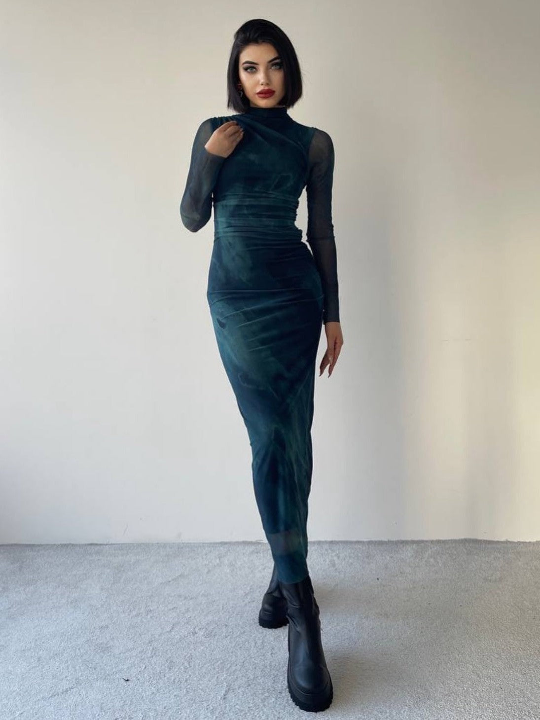 Well Tailored Dress with a Graceful Silhouette