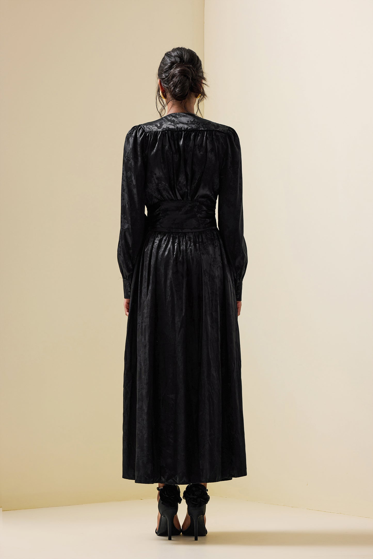 Effortlessly Elegant Dress with a Timeless Design