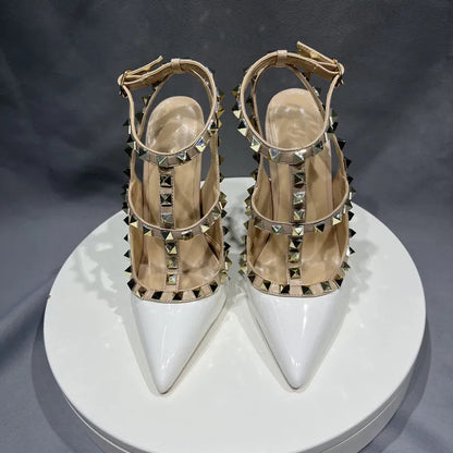 Effortlessly Elegant Sandals with a Timeless Design