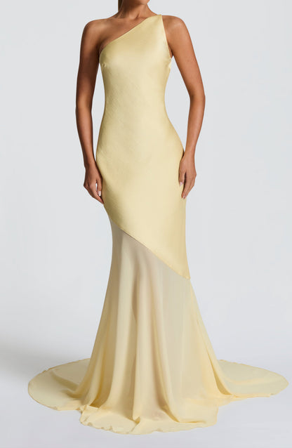 Sophisticated Garment with a Clean Classic Look