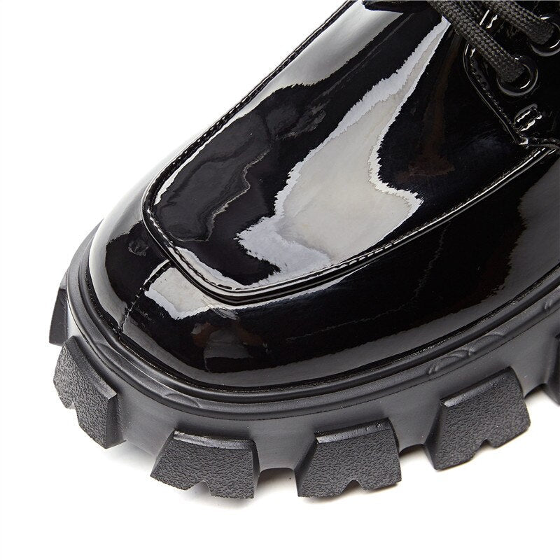 Well Tailored Shoes with a Graceful Silhouette