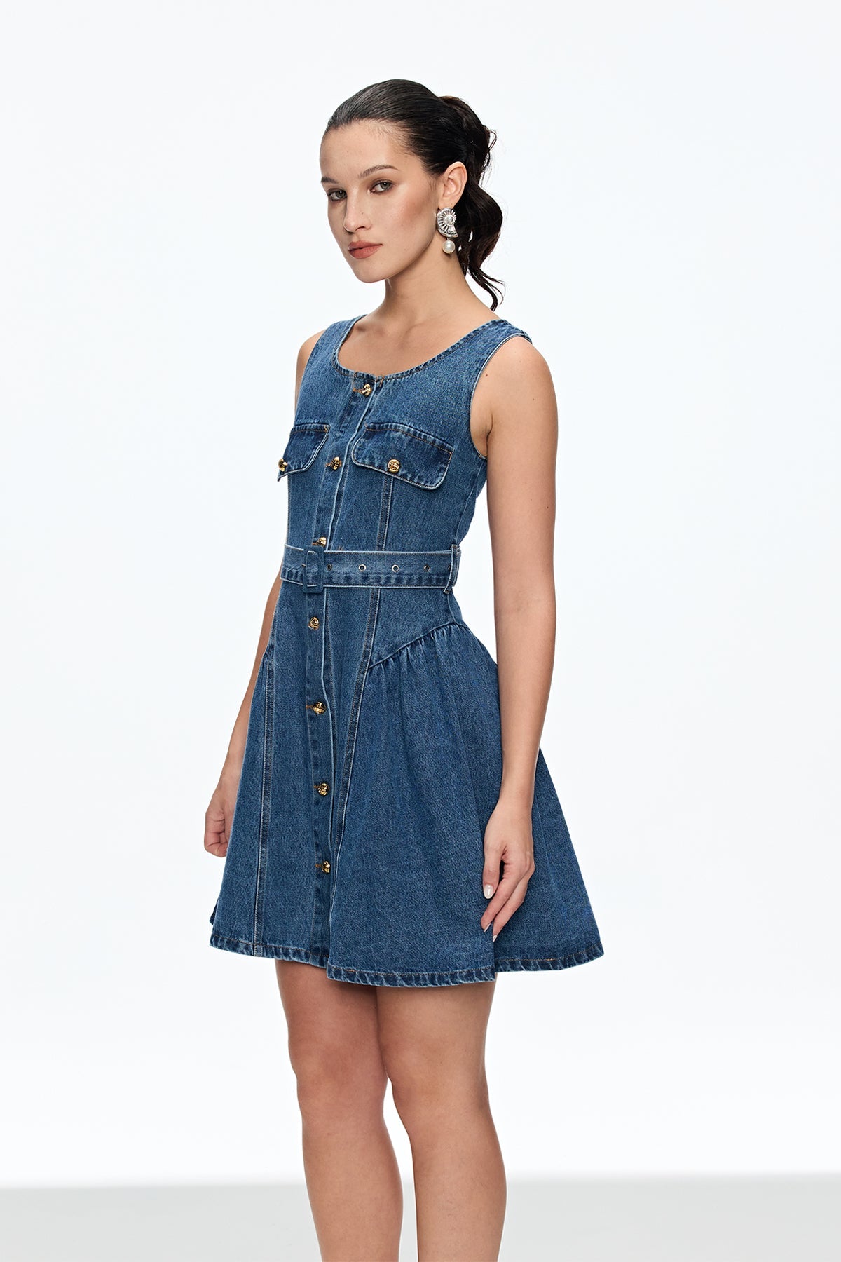 Effortlessly Elegant Dress with a Timeless Design