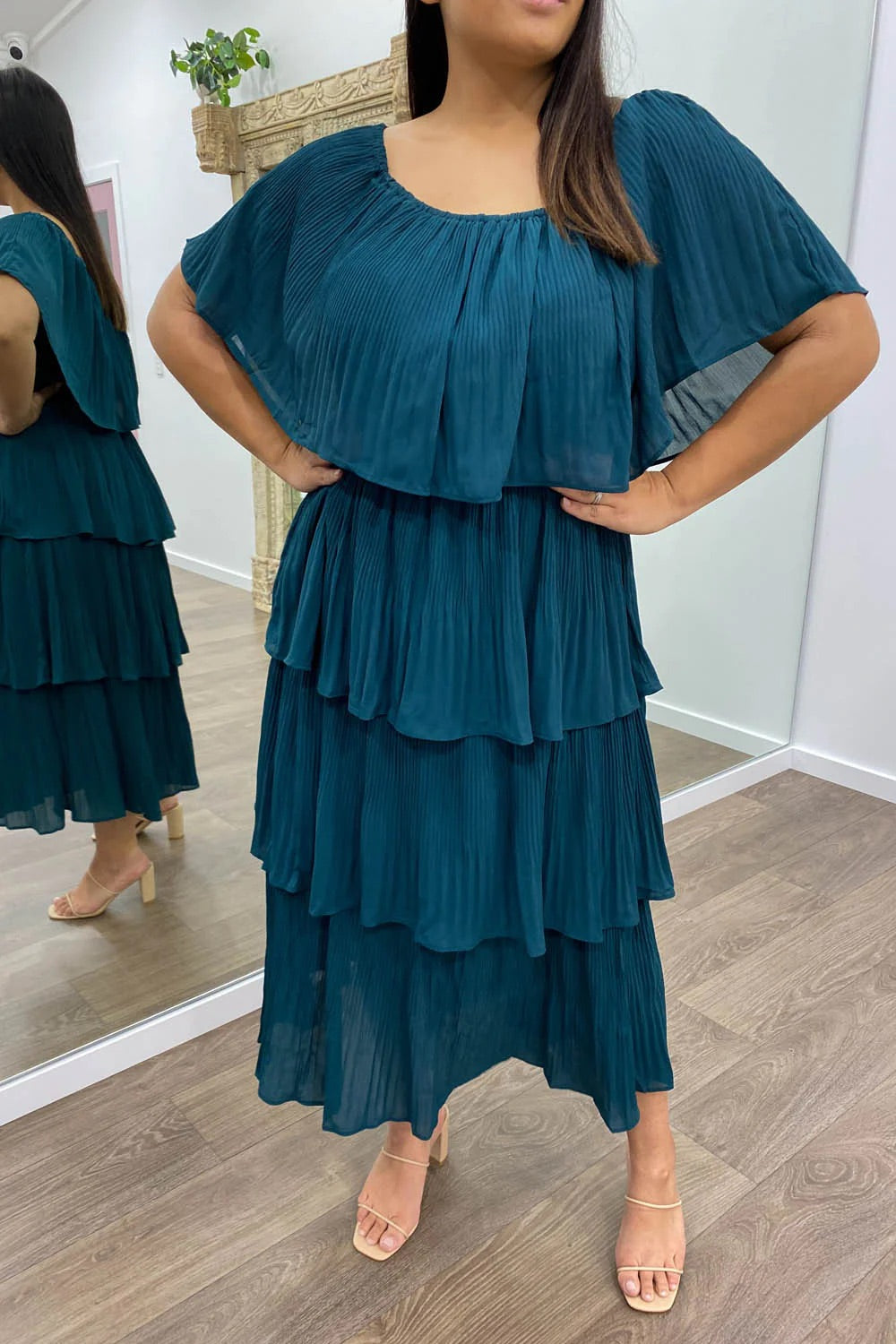 Well Tailored Dress with a Graceful Silhouette