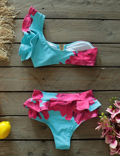 Effortlessly Elegant Swimsuit with a Timeless Design