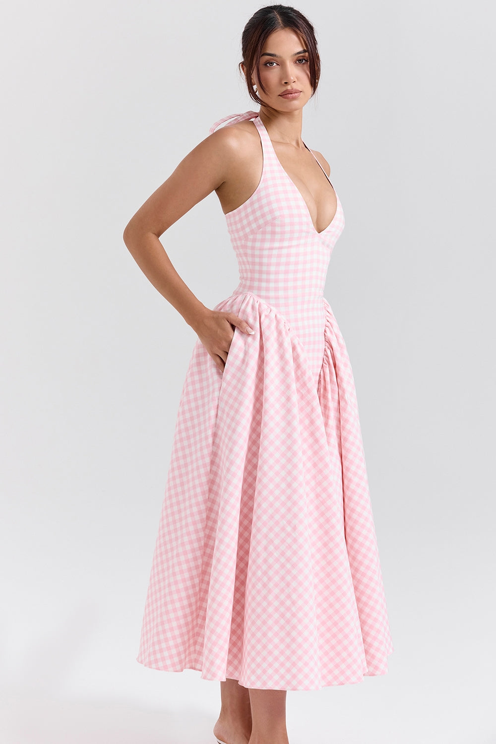 Well Tailored Dress with a Graceful Silhouette