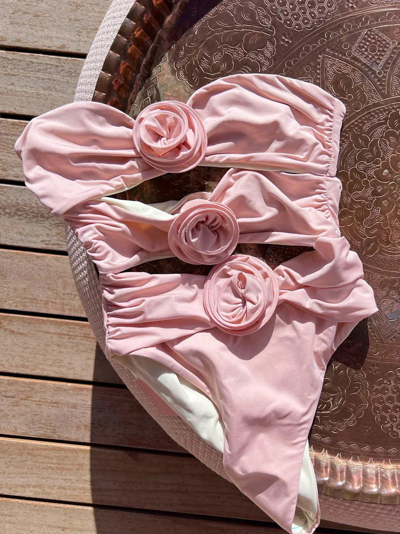Effortlessly Elegant Swimsuit with a Timeless Design