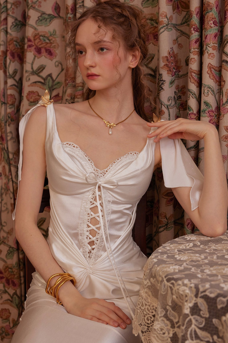 Well Tailored Dress with a Graceful Silhouette