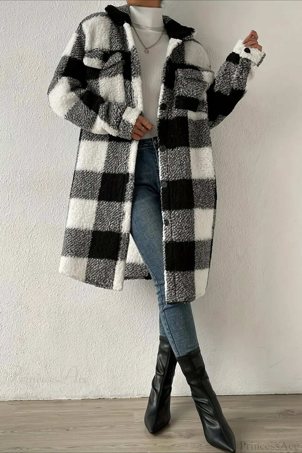 Well Tailored Coat with a Graceful Silhouette
