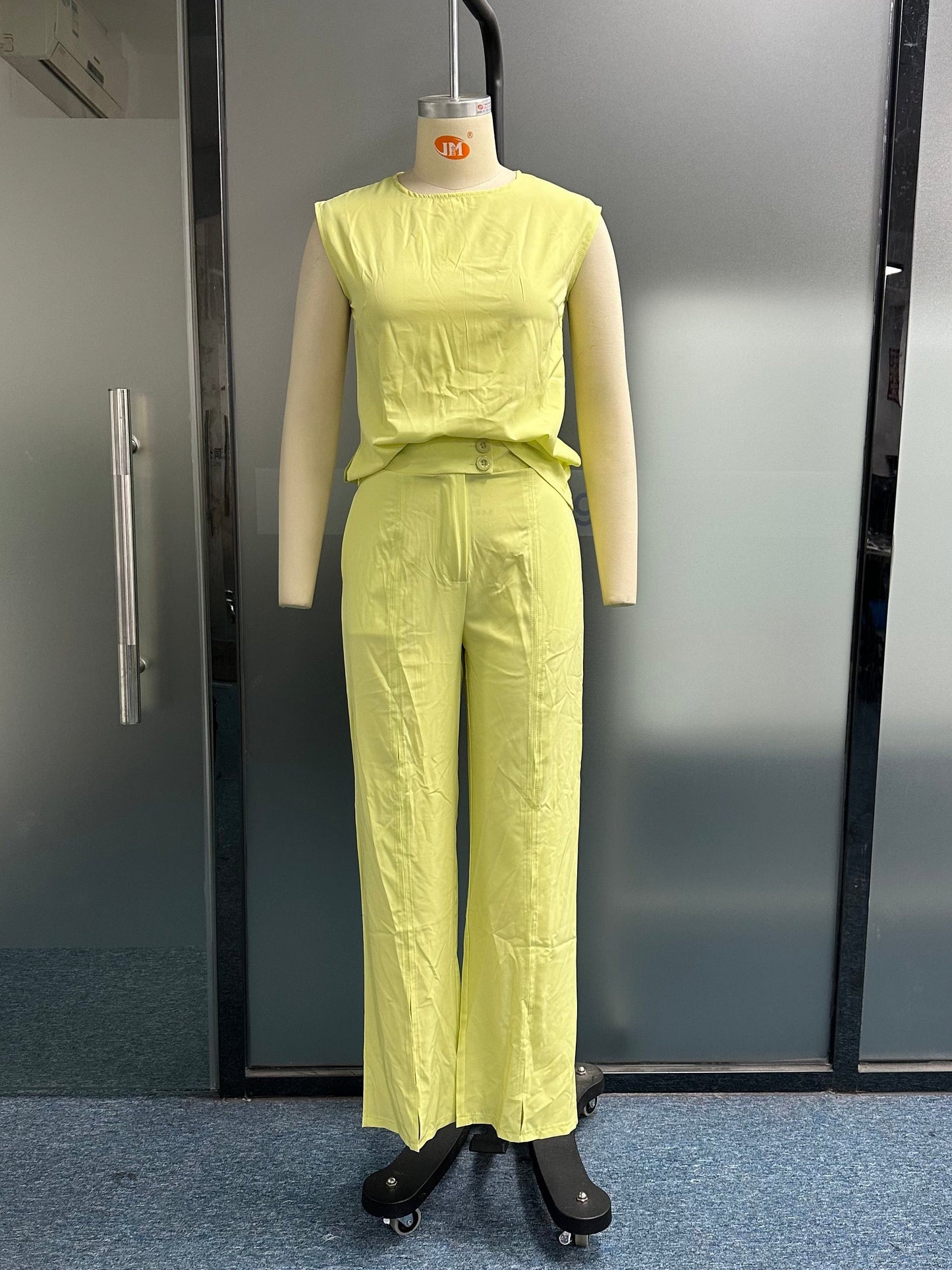 Sophisticated Pants with a Clean Classic Look