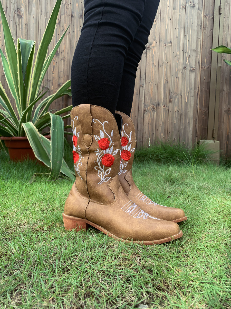 Beautifully Finished Boots in a Timeless Design