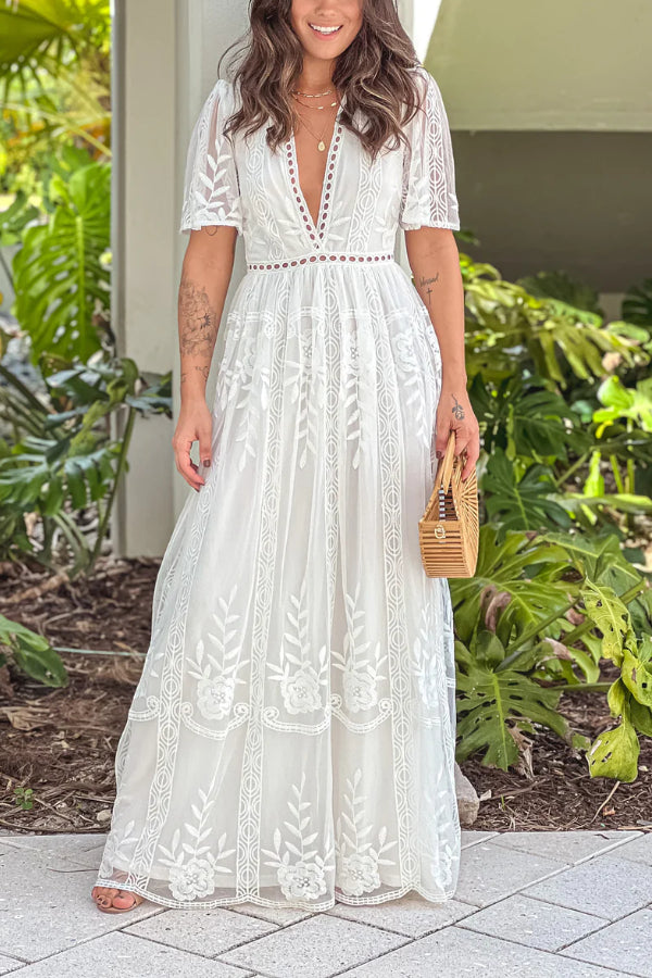 Beautifully Finished Dress in a Timeless Design