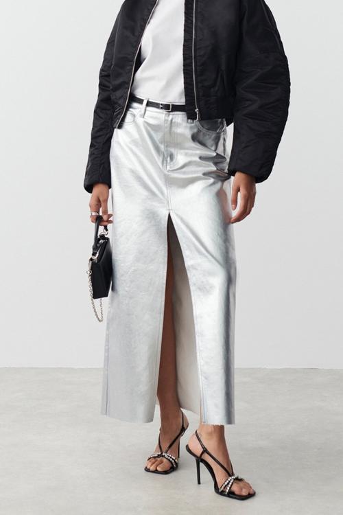 Effortlessly Elegant Garment with a Timeless Design