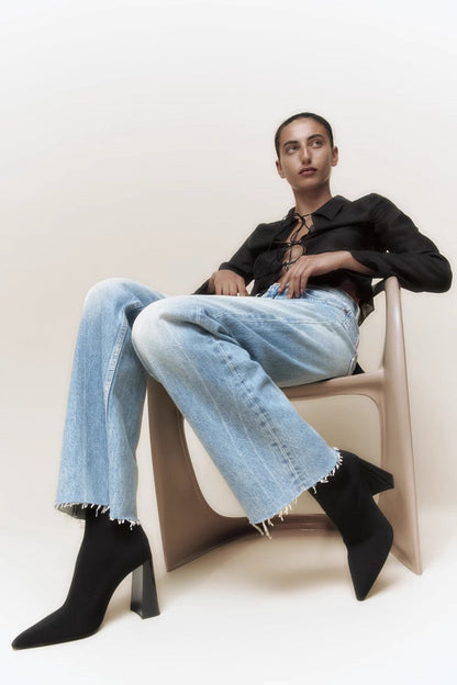 Effortlessly Elegant Boots with a Timeless Design