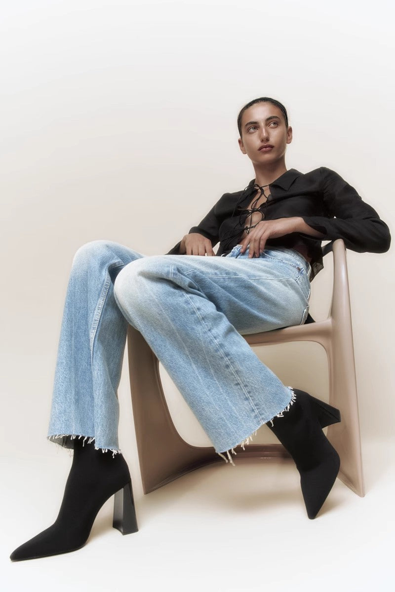 Effortlessly Elegant Boots with a Timeless Design