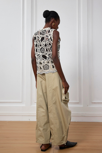 Effortlessly Elegant Pants with a Timeless Design