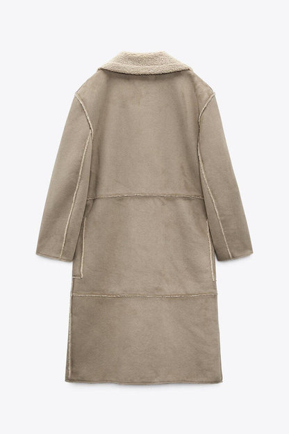Well Tailored Coat with a Graceful Silhouette