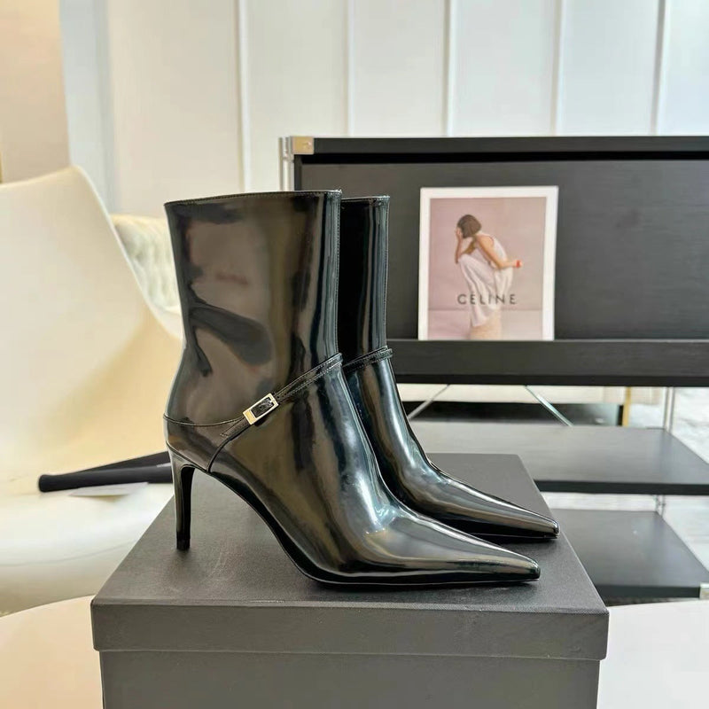 Effortlessly Elegant Boots with a Timeless Design