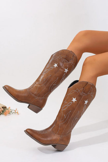 Effortlessly Elegant Boots with a Timeless Design