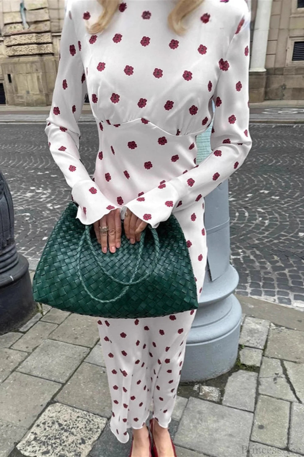 Beautifully Finished Dress in a Timeless Design