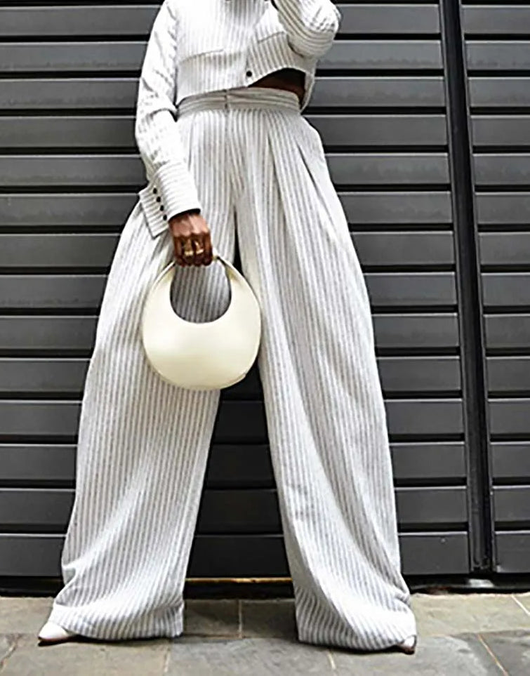 Effortlessly Elegant Pants with a Timeless Design