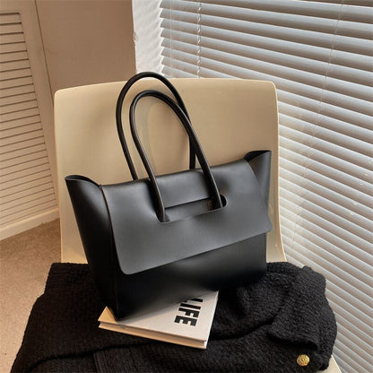 Well Tailored Bag with a Graceful Silhouette