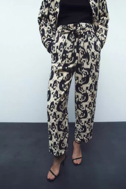 Effortlessly Elegant Pants with a Timeless Design