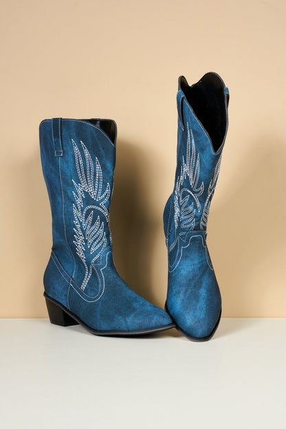 Effortlessly Elegant Boots with a Timeless Design