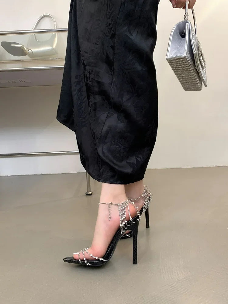 Effortlessly Elegant Sandals with a Timeless Design